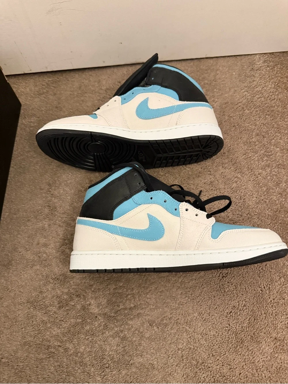 Jordan 1 Mid SE High-Top Sneakers in Light Blue, White & Black Mens Size 12